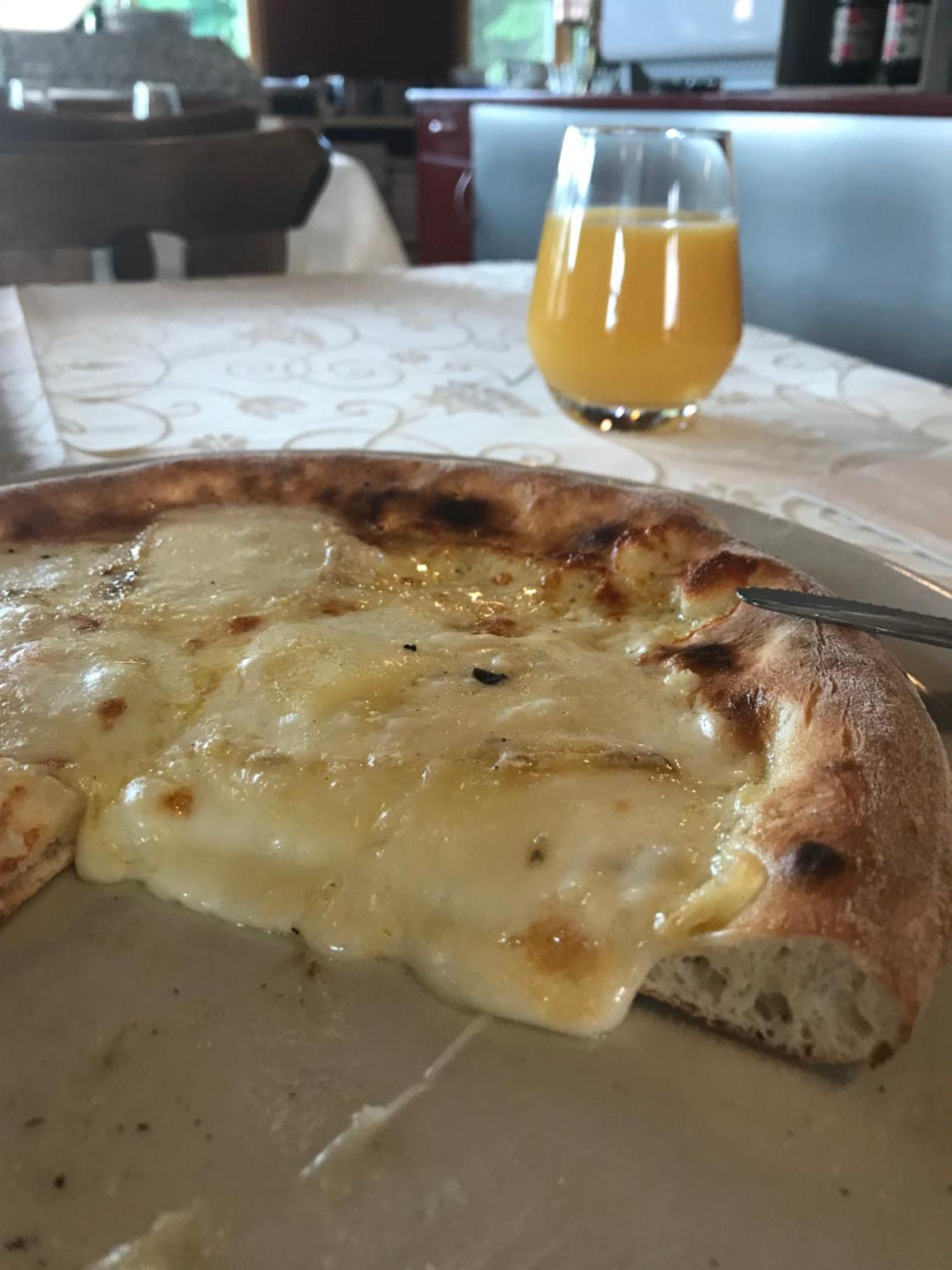 Hotel Restaurant Pizzeria Rotes Haus Munsterlingen Экстерьер фото